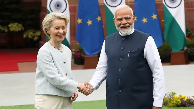 epa11929321 European Commission President Ursula von der Leyen is welcomed by Indian Prime Minister Narendra Modi prior to a meeting at Hyderabad House in New Delhi, India, 28 February 2025. Von der Leyen is on a two-day visit to India to meet senior government officials and politicians. EPA/HARISH TYAGI
