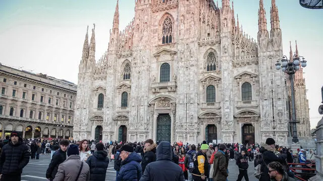 Piazza Duomo una delle zone rosse del comune di Milano, Milano 30 Dicembre 2024 ANSA/MATTEO CORNER