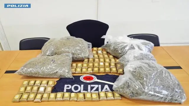 Un traffico internazionale di droga dalla Spagna alla Valtellina è stato stroncato dalla Polizia che stamani ha eseguito 10 misure cautelari e 9 perquisizioni a Sondrio e nelle province di Milano, Varese e Savona. La droga veniva trasportata in auto con tappe a Murcia, Girona poi Ventimiglia, Milano e infine Sondrio dove veniva nascosta in un garage in attesa della vendita al dettaglio nel capoluogo e nei dintorni. La banda era guidata da stranieri che dalla Spagna organizzavano l'attività dei corrieri e più in generale i viaggi e stabilivano i pagamenti in base al ricavato della cessione della droga in piazza. ANSA/US POLIZIA +++ NPK +++ NO SALES, EDITORIAL USE ONLY +++