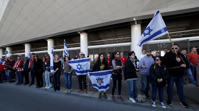 epa11929434 People gather along the road outside Bloomfield Stadium ahead of the passing of a vehicle carrying the coffin of Tsachi Idan, during a public memorial in Tel Aviv, Israel, 28 February 2025. Tsachi Idan is one of the four deceased Israeli hostages whose bodies were handed over by Hamas in exchange for the release of more than 600 Palestinian prisoners and detainees. EPA/ATEF SAFADI