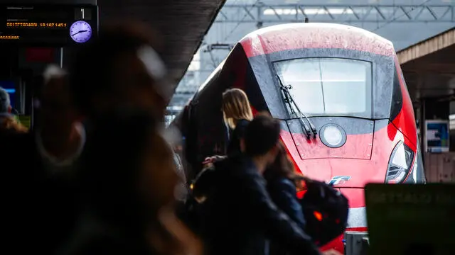 Passeggeri in attesa alla Stazione Termini per un guasto alla linea ferroviaria con ritardi e cancellazioni di treni Alta Velocità (Av), ntercity e Regionali, Roma, 02 ottobre 2024. ANSA/ANGELO CARCONI