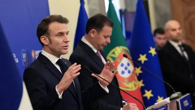 epa11930095 French President Emmanuel Macron (L) and Portuguese Prime Minister Luis Montenegro (R) attend a press conference after signing bilateral agreements at the city hall in Porto, Portugal, 28 February 2025. EPA/JOSE COELHO