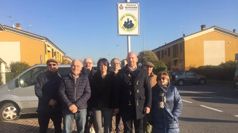 Il sindaco Coccoli con i cittadini del quartiere Vaila a sud di Gussago, il primo gruppo di controllo del vicinato presente sul territorio