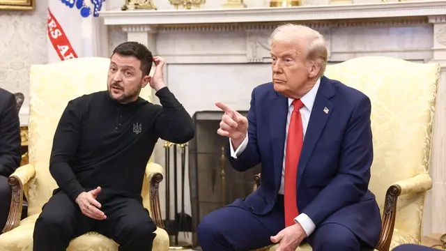 epa11930665 US President Donald Trump (R) meets with Ukrainian President Volodymyr Zelensky (L) in the Oval Office of the White House in Washington, DC, USA, 28 February 2025. Zelensky is in Washington to sign the framework of a deal, pushed by President Trump, to share Ukraines’s mineral wealth with the US. EPA/JIM LO SCALZO / POOL