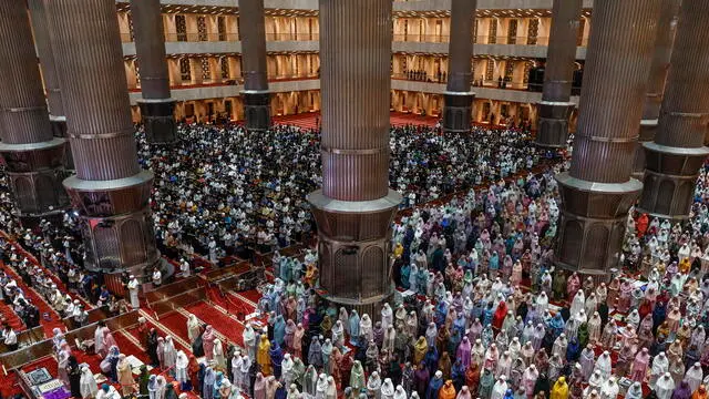 epa11930392 Muslims perform an evening prayer called 'Tarawih' on the first eve of the Islamic holy fasting month of Ramadan at the Istiqlal mosque in Jakarta, Indonesia, 28 February 2025. The beginning of Ramadan is expected to fall on 01 March 2025, depending on the sighting of the crescent moon. Muslims around the world celebrate the holy month of Ramadan by praying during the night time and abstaining from eating, drinking, and sexual acts during the period between sunrise and sunset. EPA/MAST IRHAM