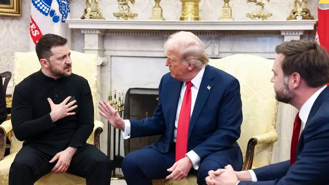 epa11930794 Ukrainian President Volodymyr Zelensky (L) talks with US President Donald Trump (C) and US Vice President JD Vance (R) in the Oval Office of the White House in Washington, DC, USA, 28 February 2025. Zelensky is in Washington to sign the framework of a deal, pushed by President Trump, to share Ukraines’s mineral wealth with the US. EPA/JIM LO SCALZO / POOL