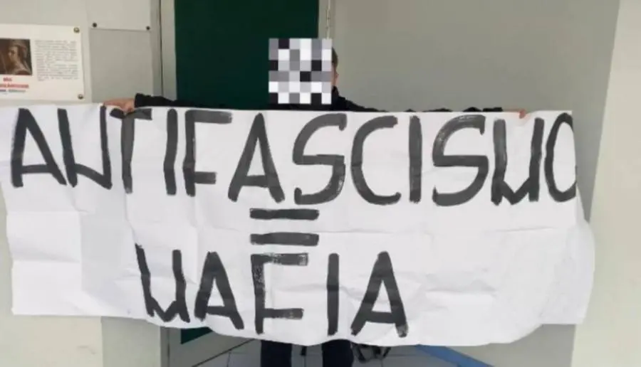 Gli striscioni comparsi nelle scuole bresciane