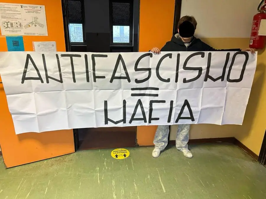 Gli striscioni comparsi nelle scuole bresciane