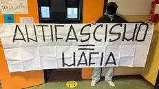 Gli striscioni comparsi nelle scuole bresciane