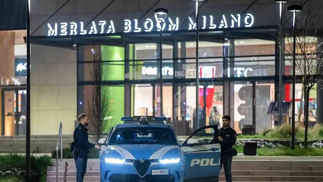 Ragazzo aggredito a coltellate davanti il centro commerciale Merlata Bloom, Polizia Di Stato sul posto, Milano, 21 Febbraio 2025, Ansa/Andrea Fasani