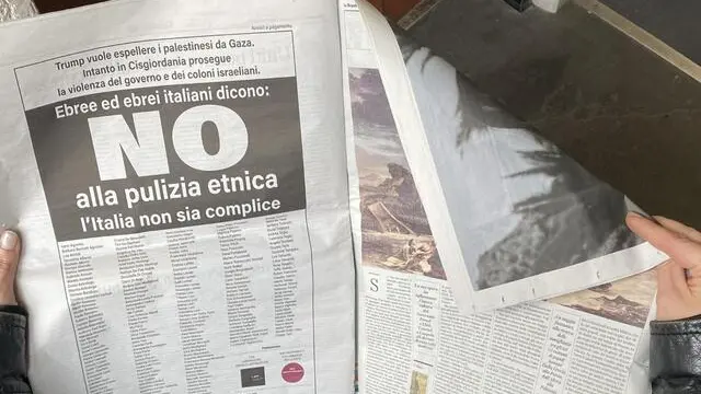 Una lettrice legge la pagina a pagamento del "Laboratorio Ebraico Antirazzista e Mai Indifferenti" e di "Voci ebraiche per la pace", associazioni che si battono "per una pace giusta in Medio Oriente" su La Repubblica a Roma, 26 febbraio 2025. ANSA/LUCIANO DEL CASTILLO