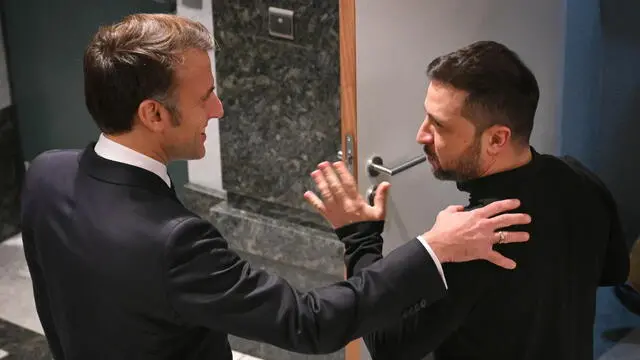 epa11784301 France's President Emmanuel Macron (L) talks with Ukraine's President Volodymyr Zelensky before a meeting at the European Council in Brussels, Belgium, 18 December 2024, on the sideline of EU and Western Balkans leaders meeting in Brussels to discuss strengthening regional cooperation and partnerships. EPA/NICOLAS TUCAT / POOL