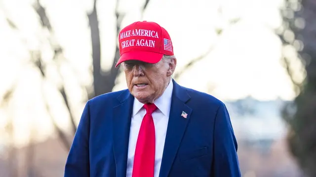 epa11931365 US President Donald Trump prepares to speak to the media about his meeting with Ukrainian President Volodymyr Zelensky as he departs the White House in Washington, DC, USA, 28 February 2025. The Ukrainian leader was asked to leave the White House after Trump and Vice President JD Vance berated him during a meeting in the Oval Office. EPA/JIM LO SCALZO