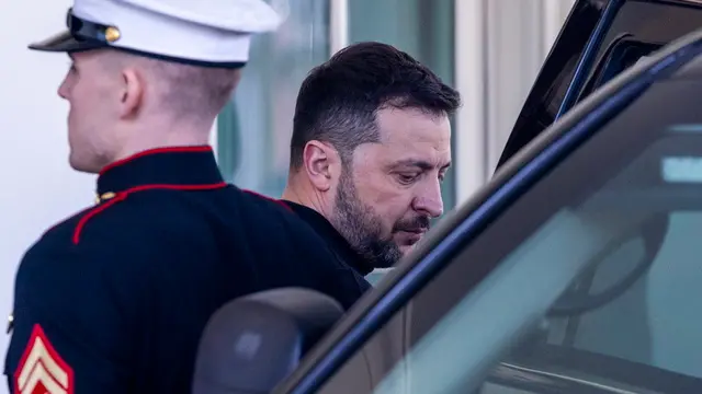 epaselect epa11930928 Ukrainian President Volodymyr Zelensky departs after a breakdown in negotiations with US President Donald Trump and a cancellation of the planned joint press conference at the White House in Washington, DC, USA, 28 February 2025. Zelensky arrived in Washington to sign the framework of a deal, pushed by President Trump, to share Ukraine's mineral wealth with the US. EPA/SHAWN THEW
