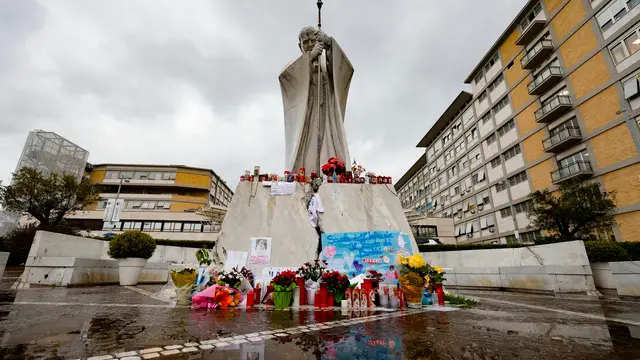 The statue of John Paul II at the entrance to the Gemelli Hospital, where Pope Francis is hospitalized, in Rome, Italy, 1 March 2025. ANSA/FABIO FRUSTACI