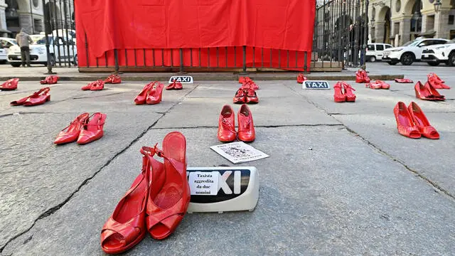 Scarpe rosse esposte davanti al comune di Torino per ricordare le donne aggredite, Torino, 25 Novembre 2024 ANSA/ALESSANDRO DI MARCO