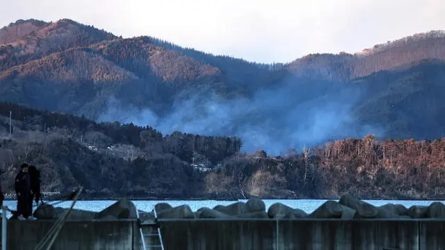 epa11927488 Smoke rises from a wildfire in the hills of Ofunato, Iwate prefecture, northeastern Japan, 27 February 2025. The firefighting efforts continued on 27 February against a forest fire spreading in the coastal city of Ofunato, northeastern Japan, with at least 84 buildings burned and evacuation orders for about 2,000 people, according to the city authorities. EPA/JIJI PRESS JAPAN OUT EDITORIAL USE ONLY