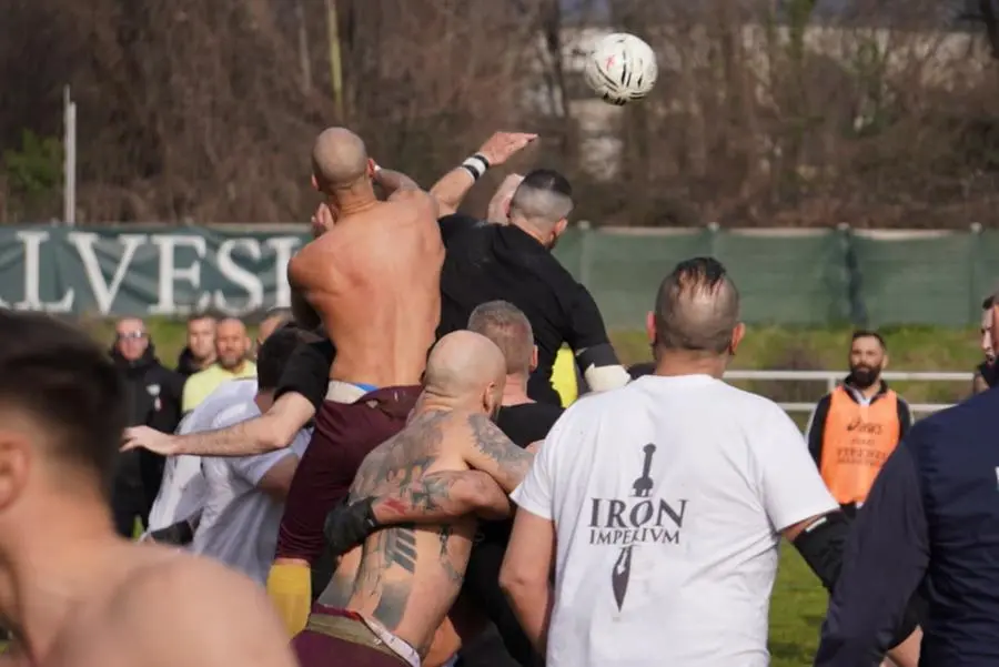 Calcio storico, il match tra i Neri di Brescia e il Centuria Roma