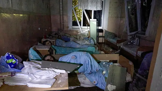 epaselect epa11931741 Patients lie in their beds inside a damaged clinic following a drone attack in Kharkiv, Ukraine, late 28 February 2025, amid the ongoing Russian invasion. At least seven people were injured in a Russian drone attack on Kharkiv, the second largest city of Ukraine, late on 28 February 2025, which struck several sites including a medical facility, residential buildings, a shopping center, a gas station, a car dealership, and other civilian infrastructure facilities, Ukraine's State Emergency Service said. EPA/SERGEY KOZLOV