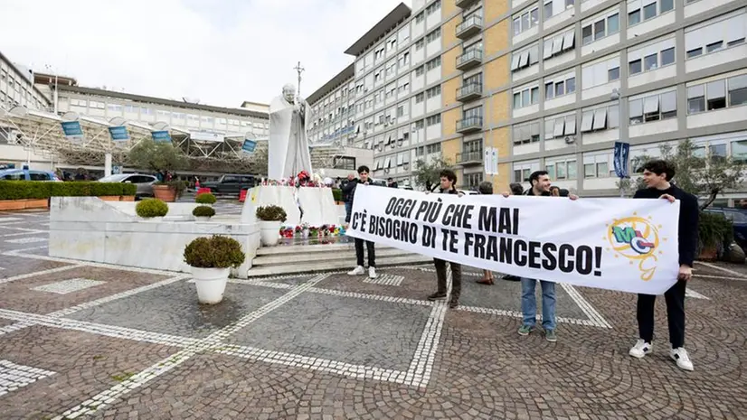 Uno striscione per papa Francesco fuori dal Gemelli - Foto Ansa © www.giornaledibrescia.it