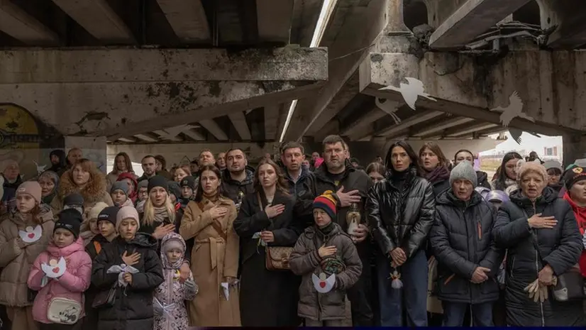 La commemorazione a Irpin in Ucraina, sotto un ponte distrutto