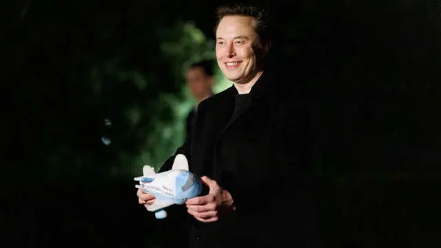 epa11908846 Billionaire Elon Musk carries an Air Force One plush toy as he arrives back to the White House in Washington, DC, USA, 19 February 2025. Trump returned to Washington after attending an investment summit backed by Saudi Arabiaâ€™s sovereign wealth fund in Miami, Florida. EPA/AARON SCHWARTZ / POOL