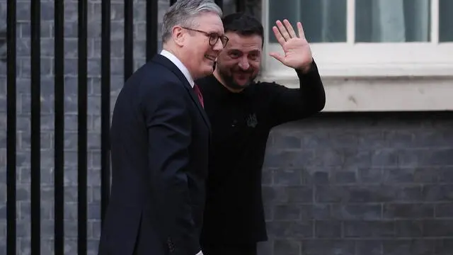 epa11932881 Britain's Prime Minister Kier Starmer (L) greets the President of Ukraine Volodymyr Zelensky (R) ahead of a bilateral meeting, outside 10 Downing Street in London, Britain, 01 March 2025. EPA/NEIL HALL