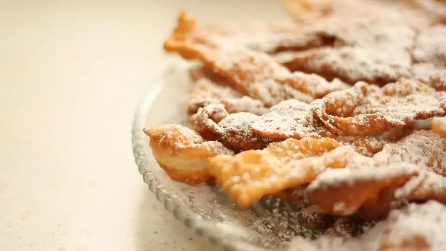 Un vassoio di chiacchiere di Carnevale