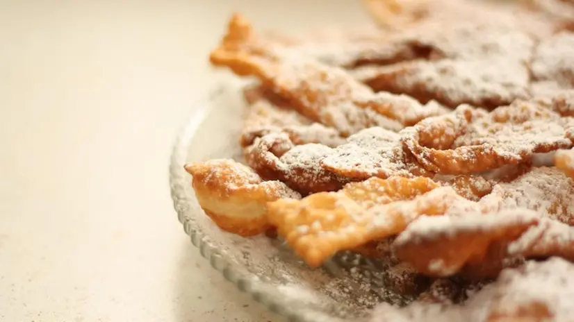 Un vassoio di chiacchiere di Carnevale