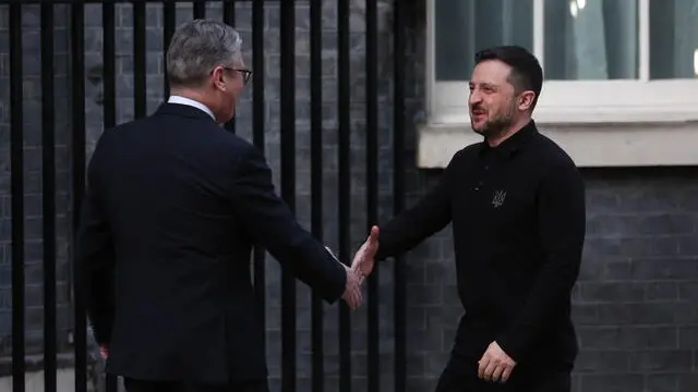 epa11932892 Britain's Prime Minister Kier Starmer (L) greets the President of Ukraine Volodymyr Zelensky (R) ahead of a bilateral meeting, outside 10 Downing Street in London, Britain, 01 March 2025. EPA/NEIL HALL