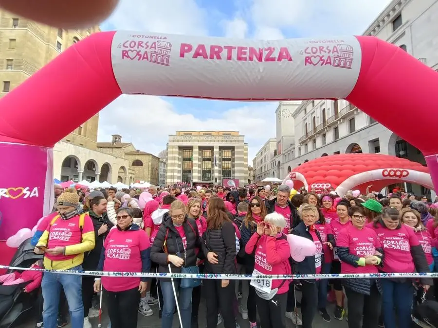 Corsa Rosa 2025, in centinaia in centro a Brescia