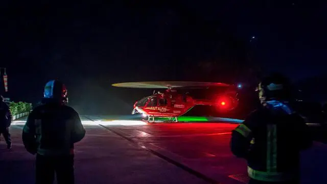 L'Aiut Alpin Dolomites, uno dei pionieri dell'elisoccorso in montagna in Italia, ora si cimenta anche nel volo notturno, Bolzano, 11 gennaio 2017. Dopo un lungo iter burocratico, è arrivato l'ok dell'Enac per la fase di addestramento. ANSA / Aiut Alpin Dolomites +++ ANSA PROVIDES ACCESS TO THIS HANDOUT PHOTO TO BE USED SOLELY TO ILLUSTRATE NEWS REPORTING OR COMMENTARY ON THE FACTS OR EVENTS DEPICTED IN THIS IMAGE; NO ARCHIVING; NO LICENSING +++