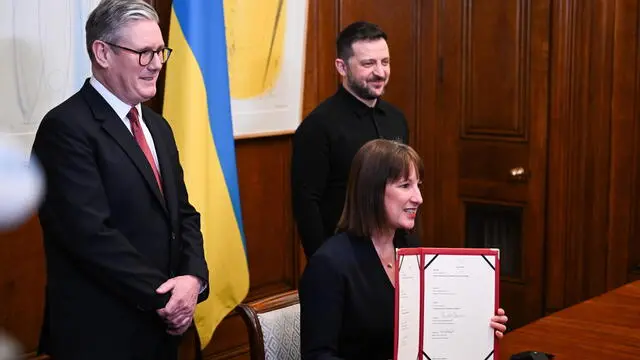 epa11933242 Britain's Prime Minister Keir Starmer (L) and Ukraine's President Volodymyr Zelensky (C, back) stand during a videocall between the Chancellor of the Exchequer Rachel Reeves (C, front) and the Ukrainian Finance Minister (not pictured) to sign a UK-Ukraine bilateral loan agreement, in London, Britain, 01 March 2025. EPA/CHRIS J. RATCLIFFE / POOL