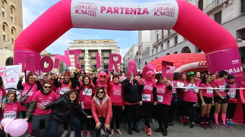Corsa Rosa 2025, in centinaia in centro a Brescia