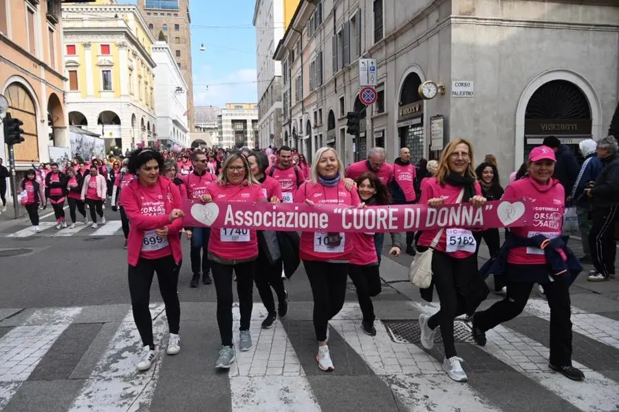 Corsa Rosa 2025, in centinaia in centro a Brescia