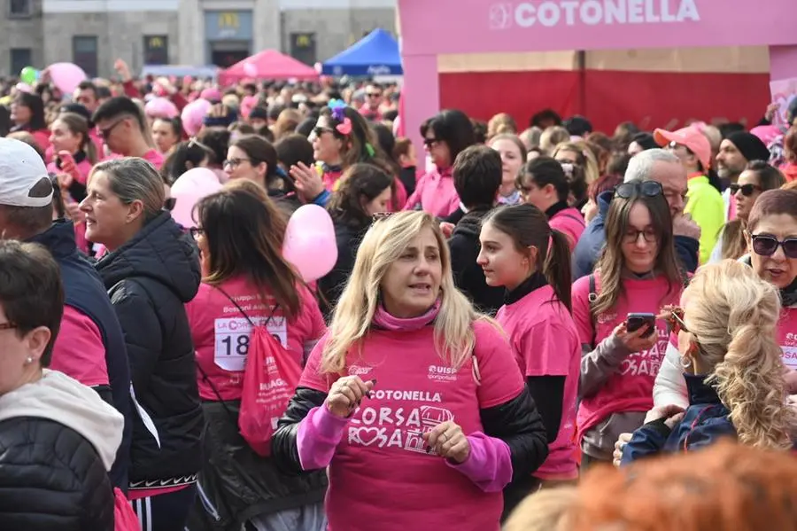 Corsa Rosa 2025, in centinaia in centro a Brescia