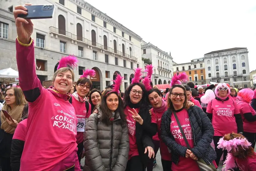 Corsa Rosa 2025, in centinaia in centro a Brescia