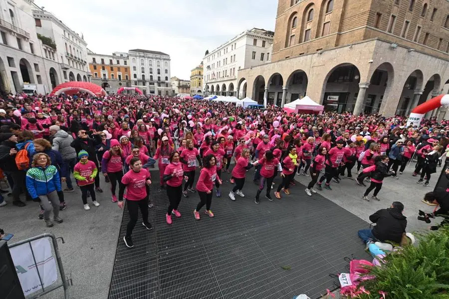 Corsa Rosa 2025, in centinaia in centro a Brescia