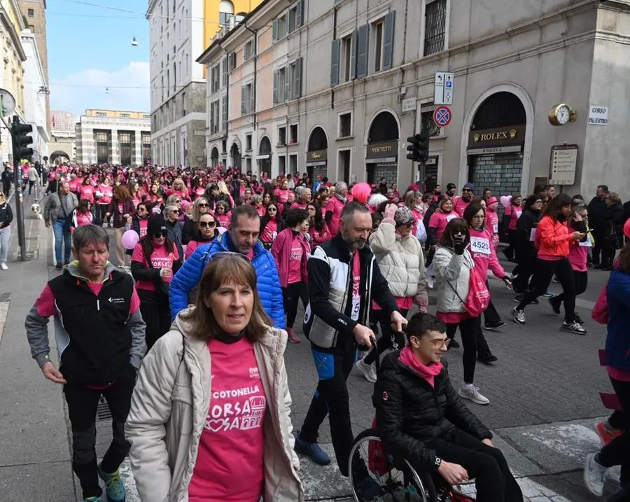 Corsa Rosa 2025, in centinaia in centro a Brescia