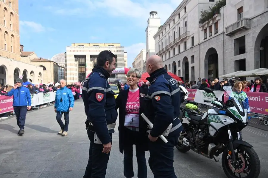 Corsa Rosa 2025, in centinaia in centro a Brescia