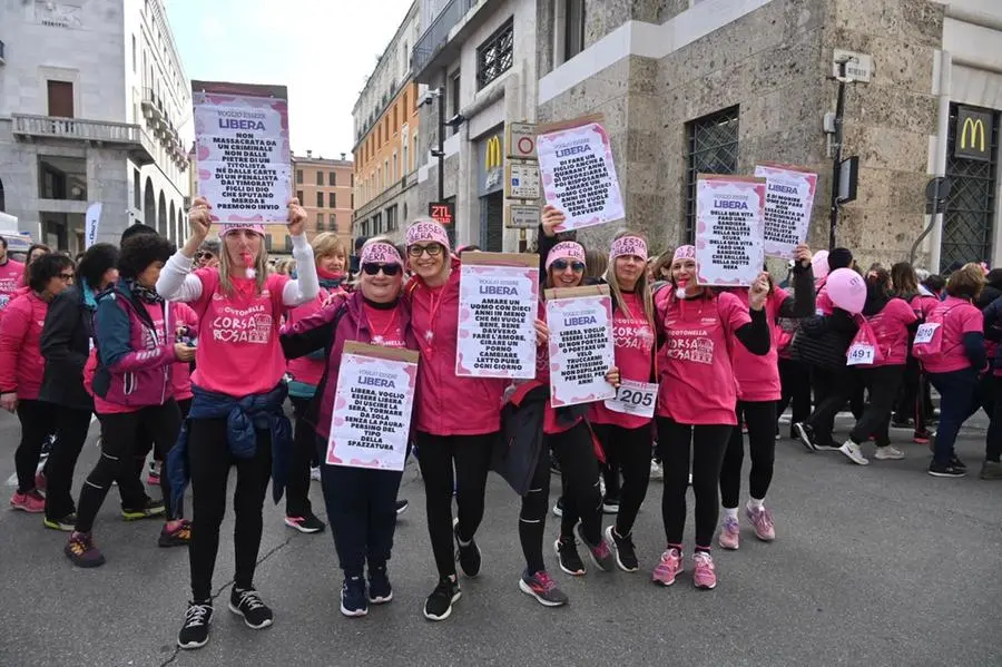 Corsa Rosa 2025, in centinaia in centro a Brescia