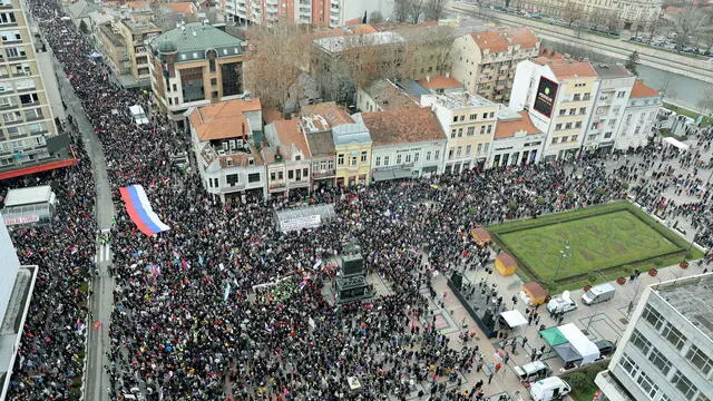 epa11932120 Protesters march during a student-led blockade demanding accountability for the victims of Novi Sad railway station canopy collapse, in Nis, Serbia, 01 March 2025. Fifteen people lost their lives in the collapse of the Novi Sad Railway Station canopy in November 2024. EPA/DJORDJE SAVIC