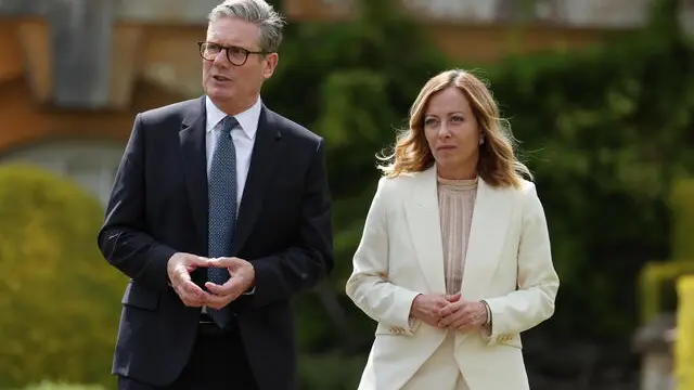 epa11485652 British Prime Minister Keir Starmer (L) and Italian Prime Minister Giorgia Meloni (R) walk outside during their bilateral at the European Political Community (EPC) Summit at Blenheim Palace, Woodstock, Britain, 18 July 2024. The British Prime Minister will host more than 45 European leaders at Blenheim Palace, the birthplace of Winston Churchill, for the European Political Community (EPC) summit. This is the 4th EPC meeting since the grouping was founded in October 2022. EPA/NEIL HALL / POOL
