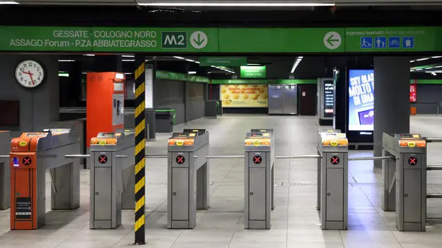 La stazione Centrale della metropolitana di Milano chiusa a causa dello sciopero indetto da alcune sigle sindacali. Milano 17 Febbraio 2023. ANSA / MATTEO BAZZI
