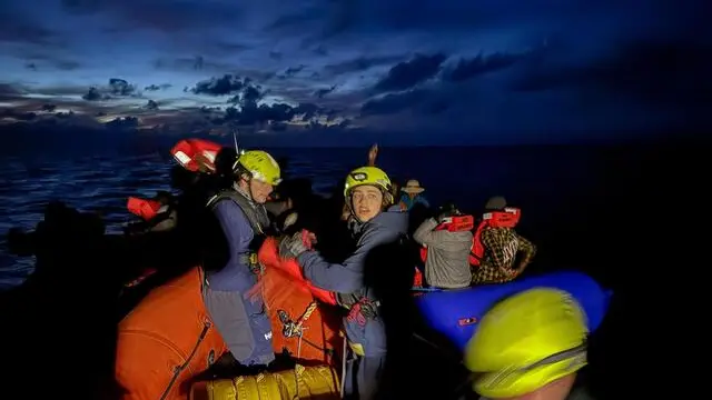 L'equipaggio della nave Humanity 1 della Ong Sos Humanity ha soccorso 40 migranti che si trovavano a bordo di un gommone "inadatto alla navigazione", specifica l' Ong. "Le autorità italiane hanno assegnato un porto lontano 870 km dal luogo in cui ci troviamo - sottolinea la Sos Humanity - cioè Civitavecchia". Poco prima del soccorso la nave aveva avvistato un'altra barca "vuota e quasi affondata - spiega l'Ong - questo potrebbe significare un prelevamento illegale dei naufraghi da parte della guardia costiera libica", conclude la Sos Humanity. ANSA/US SOS HUMANITY +++ NPK +++ NO SALES, EDITORIAL USE ONLY +++