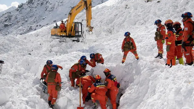 epa10419715 Rescuers work at an avalanche site in Nyingchi, Tibet Autonomous Region, China 20 January 2023. According to Chinese State media, an avalanche that hit the city of Nyingchi in Tibet Autonomous Region has killed 28 people. The search and rescue operation came to an end at 5:30 p.m. 20 January. EPA/XINHUA / Sun Fei CHINA OUT / MANDATORY CREDIT EDITORIAL USE ONLY