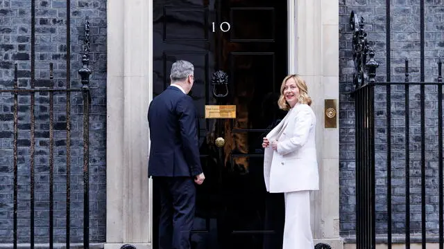 epa11934416 British Prime Minister Keir Starmer (L) welcomes Italian Prime Minister Giorgia Meloni (R) ahead of their bilateral meeting at 10 Downing Street before a summit of European leaders in London, Britain, 02 March 2025. EPA/TOLGA AKMEN