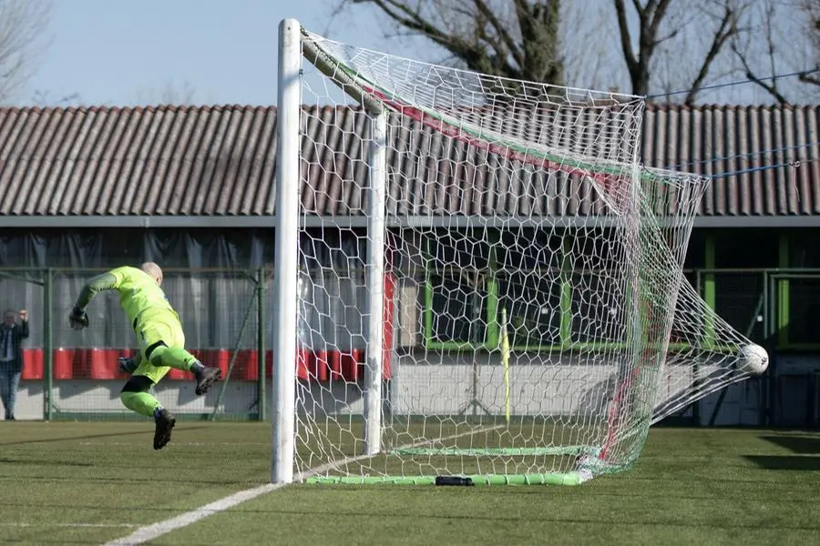 SPORT CALCIO FLERO SECONDA CATEGORIA FLERO REMEDELLO NELLA FOTO GOL 1-0 SU RIGORE DI MILANESI DEL FLERO E DEL REMEDELLO 02-03-2025 PIERPAOLO PAPETTI AGENZIA NEWREPORTER