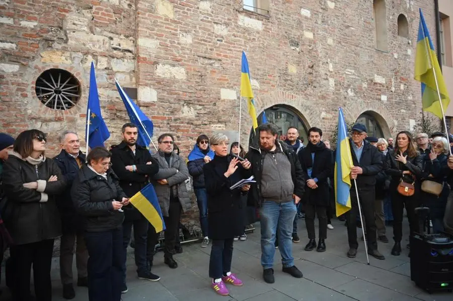 La manifestazione pro-Ucraina in largo Formentone