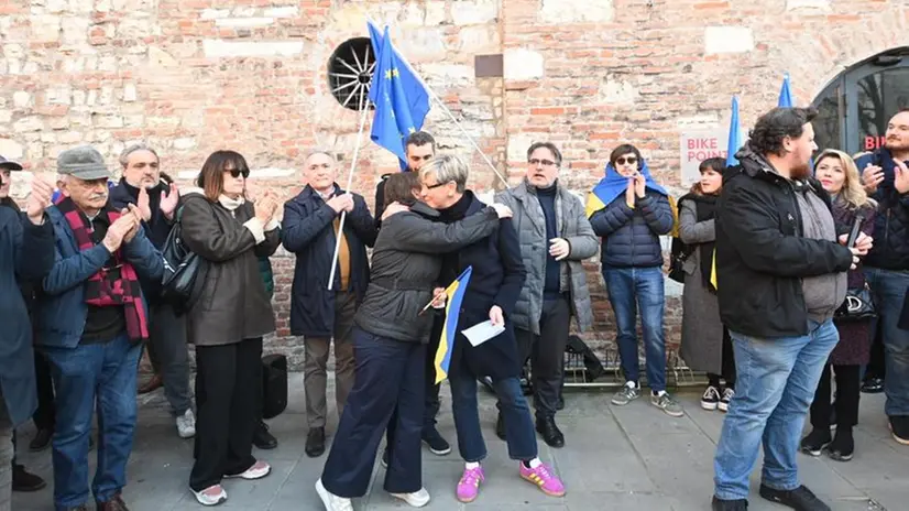 La manifestazione pro-Ucraina in largo Formentone